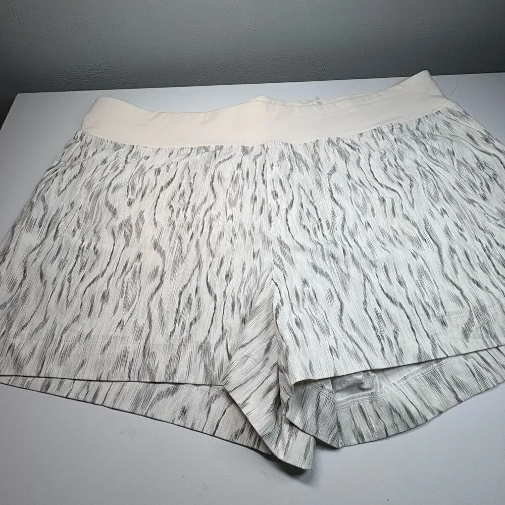 Athleta size 22 Trekkie North short Texture Magnolia Grey/White - Picture 2 of 8